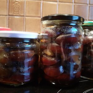 Eingemachte Zwetschgen als Kuchenbelag