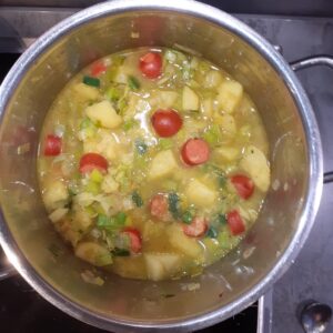Lauchgulasch mit Würstchen für 4 Personen