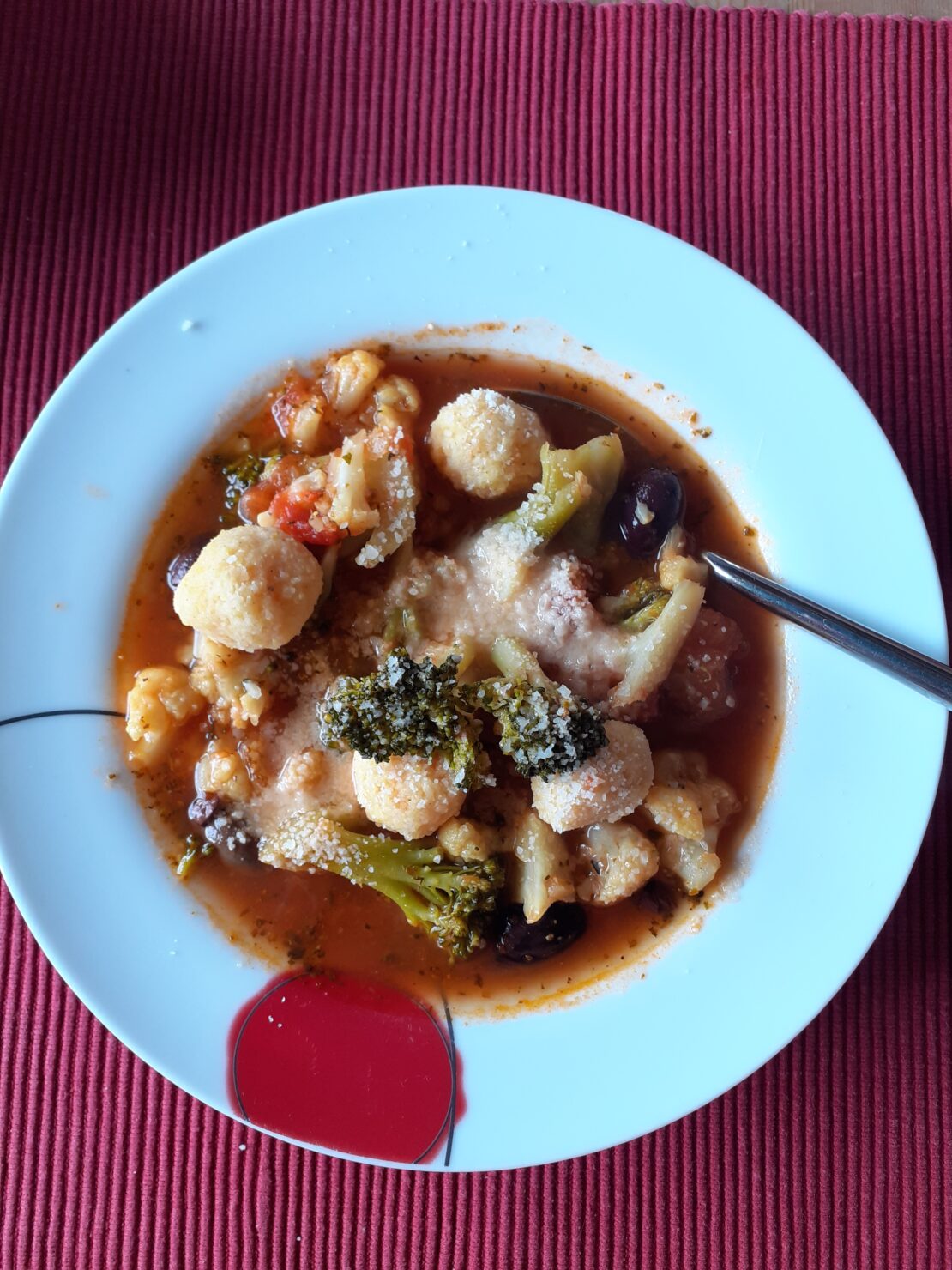 Brokkoli-Blumenkohl-Eintopf mit Polenta-Klößchen für 4 Personen ... Brokkoli-Blumenkohl-Eintopf mit Polenta-Klößchen für 4 Personen ...